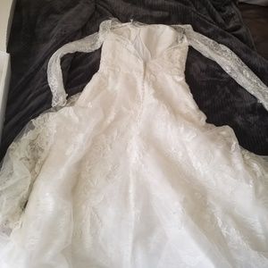 BRAN NEW! WEDDING DRESS! (Never worn!)